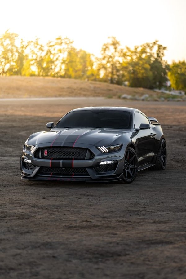 How to Choose and Install a Hood Scoop for Improved Engine Cooling in a Ford Mustang GT?